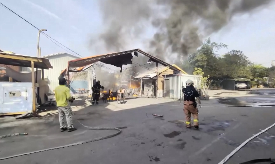 疑廟會活動鞭炮火星引燃泡棉　濃煙直竄幸無人傷亡