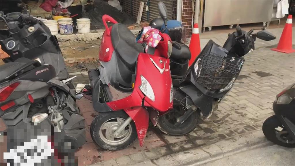 衝撞！台南駕駛暴衝人行道掃１５機車　高雄小黃「架拐子」撞倒騎士直接離開