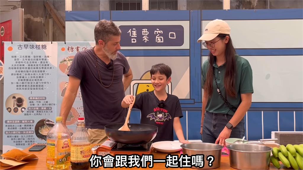 加拿大父子到旗山「初體驗當農夫」 親手收割、種植香蕉直呼:好玩