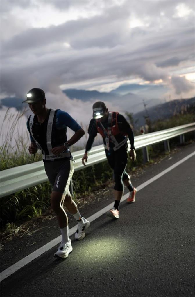 從亞洲賽道紀錄、國際極限賽事前十,到帶領學員勇闖高山,他始終用「超越極限」的方式