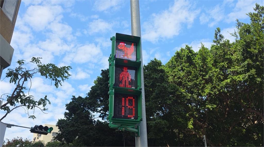 小恐龍穿新衣！台中市交通局攜手科博館　行人號誌換上耶誕裝