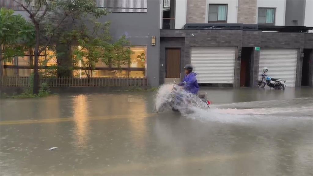 多圖／豪雨炸台南高雄！ 自宅前變「小河」玩立槳　13區淹水警戒