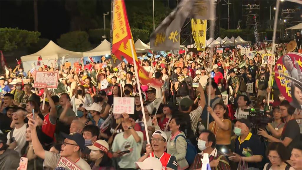 凱道遊行神奇1幕「台灣國旗+台獨旗」齊飄揚!一票人感動:反共讓我們團結