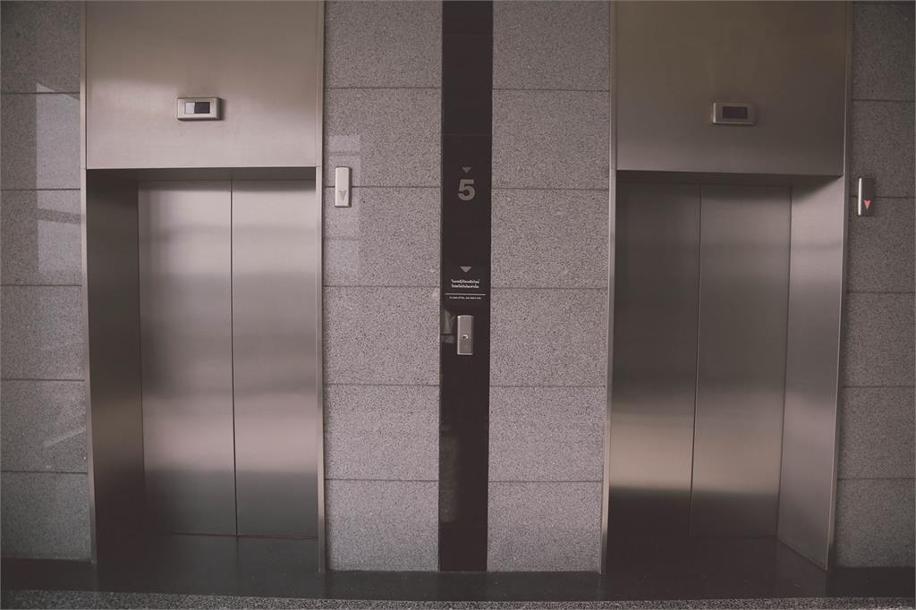 名嘴深夜去KTV…電梯內「遭偷襲重要部位」急逃!驚魂過程曝光:連燈都閃爍