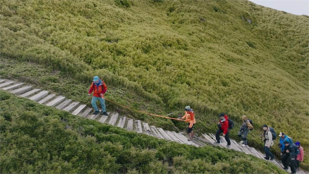 腦麻兒小比攜母成功登玉山 紀錄片上映賺人熱淚