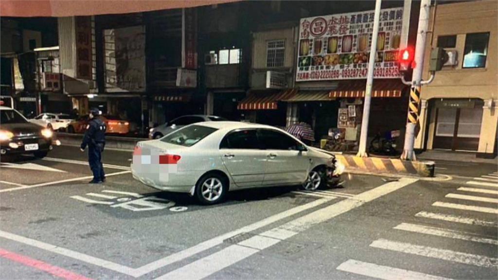 台南清晨汽車自撞分隔島 肇事駕駛酒測超標竟還是警察