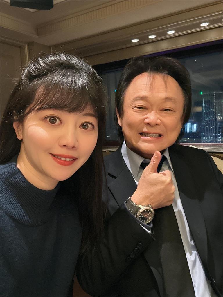 高嘉瑜情人節有約?甜曬與「西裝男」合照 釣一排藍勾勾嗨翻:恭喜!
