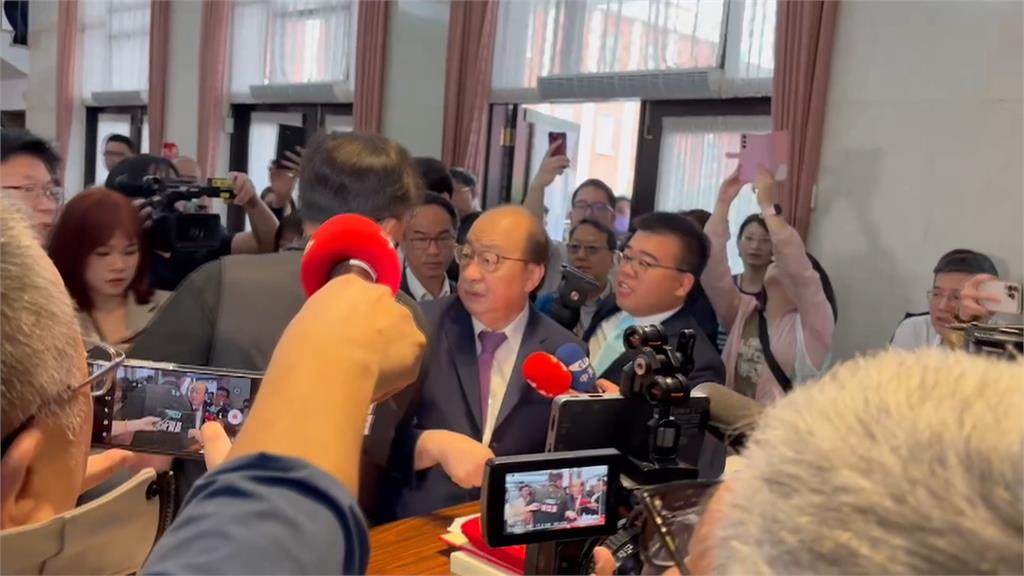 推開黃國昌臉 郭國文道歉:我應該「摸頭」才對