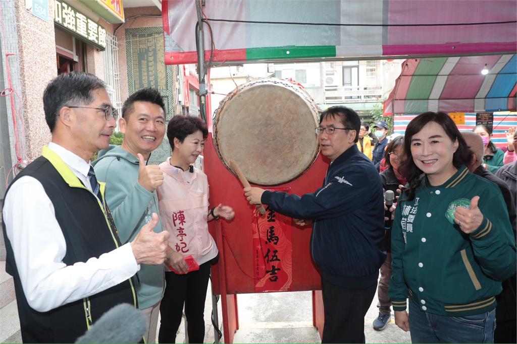 快新聞／廟埕擠爆！黃偉哲大年初一「走春」新化朝天宮　親發馬年紅包