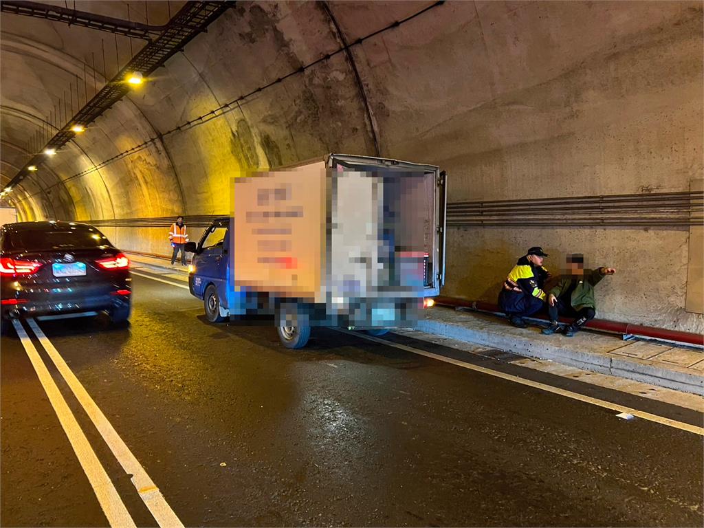 快新聞/台62線瑪陵隧道「4車追撞」5人送醫 小黃車頭全毀