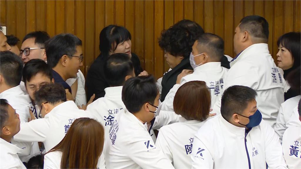 快新聞/藍突襲審選罷法爆朝野衝突! 沈伯洋被拉扯上演「乾坤大挪移」