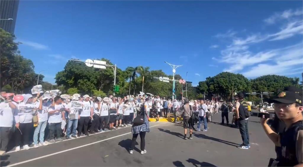 黃國昌不滿遊行遭阻攔帶頭嗆警「可恥」!不滿警做表情還轟:沒什麼好笑