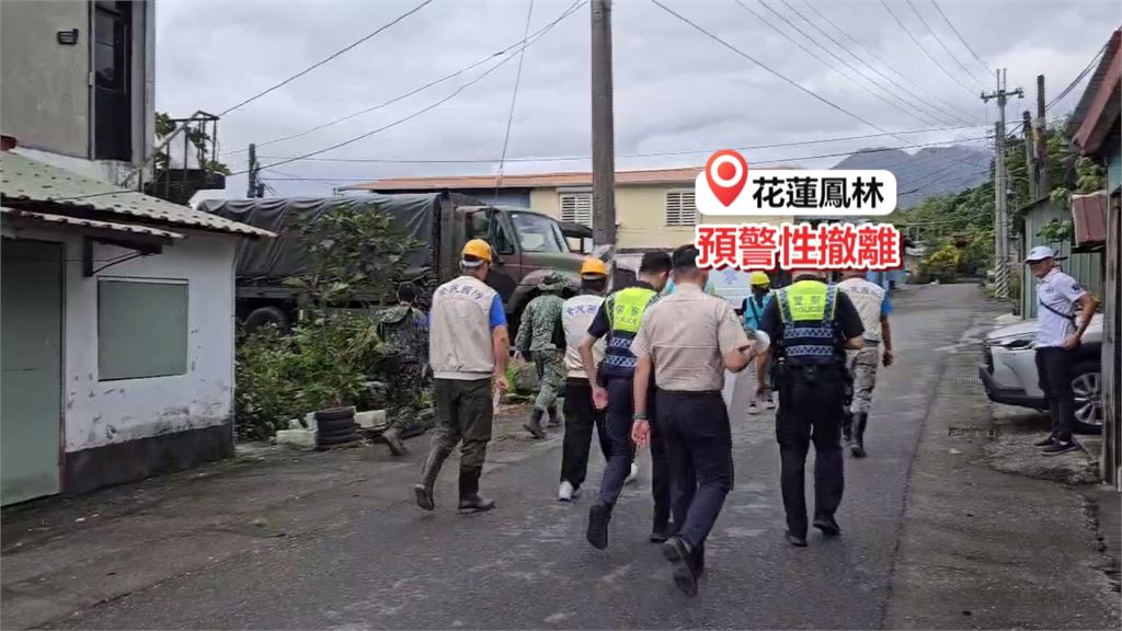 花蓮路樹、圍籬接連倒塌　普悠瑪停駛旅客改搭接駁車