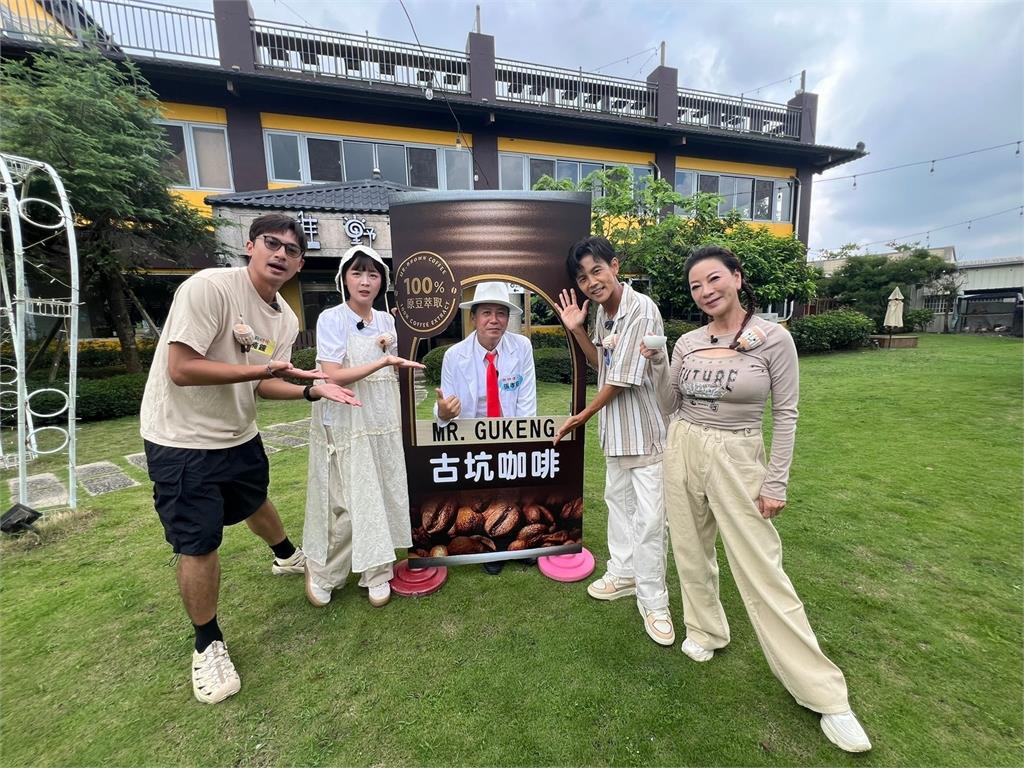 楊繡惠性感模仿「小虎咖啡廣告」！咖啡罐性感貼臉神還原