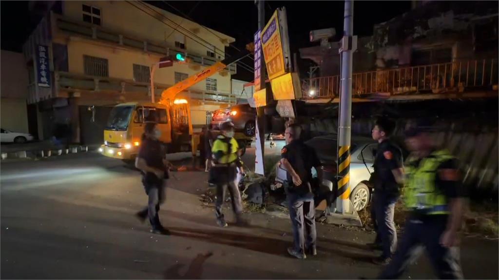 悚! 雲林轎車亂超車害撞住宅 台中男疲勞駕駛連撞5機車