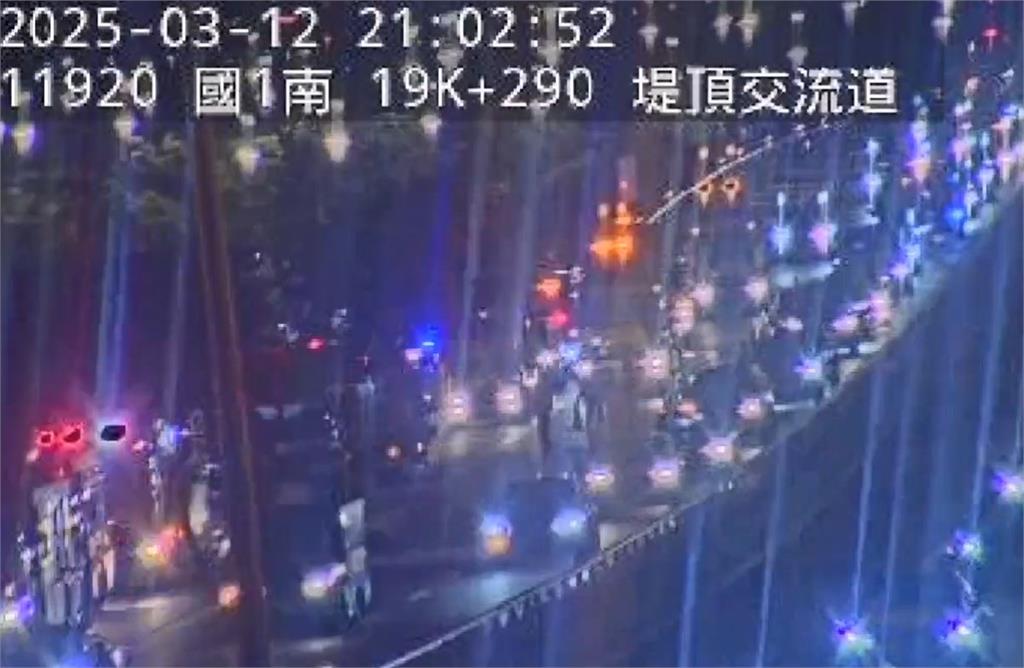 快新聞/最新!國1汐五高架堤頂段火燒車 整台車瞬間燒成一團火球