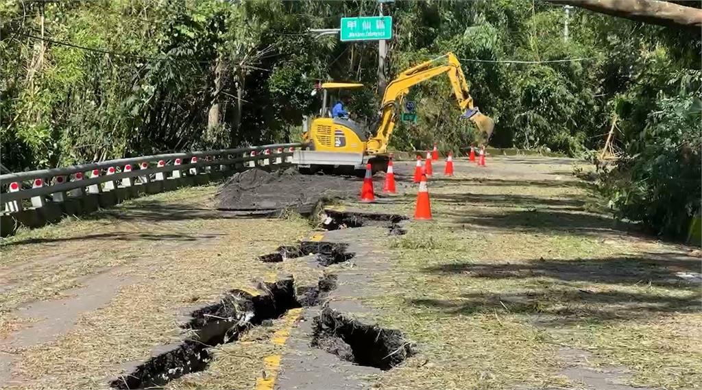 快新聞／凱米肆虐！高雄桃源3部落成孤島　破碎路面空拍畫面曝