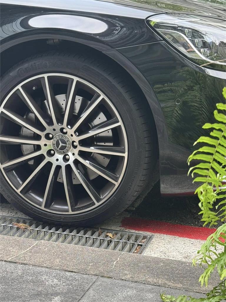 賓士車「停路邊格內」竟收1罰單!他怒轟「警察亂開單」網傻眼:矯枉過正