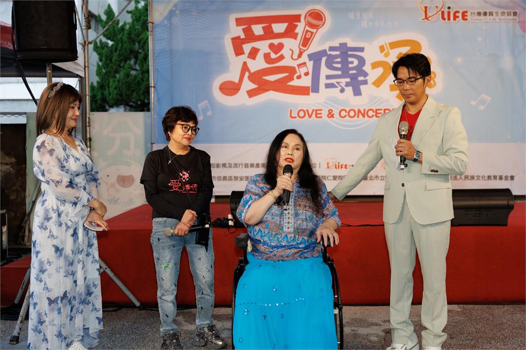 坐輪椅也不認輸!月亮歌后李珮菁用人生逆轉故事鼓勵獨居長輩