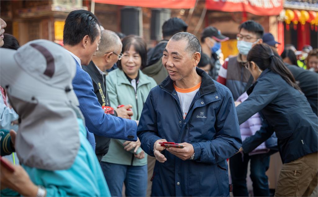 快新聞／蕭美琴初二赴嘉義、花東發福袋！民眾嗨喊「回娘家」　八炯也偕妻來排隊