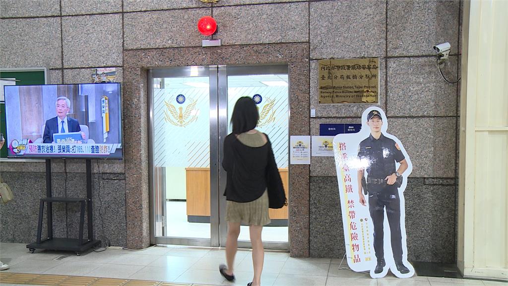 板橋火車站詭異"日本遊客"？　搭訕女子搭肩摸背