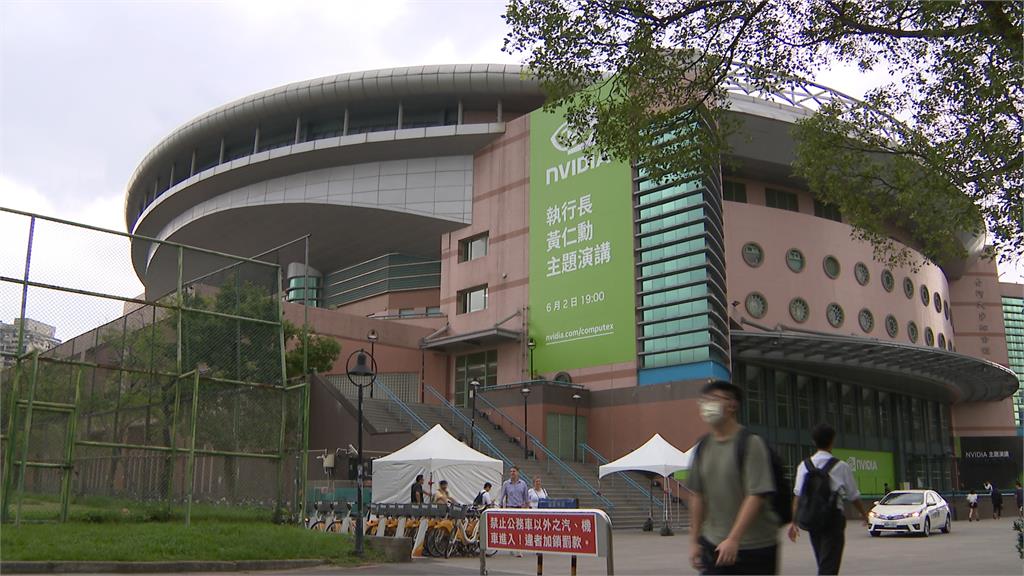 黃仁勳6/2台大演講　校長送T恤當見面禮　黃：明天就穿上