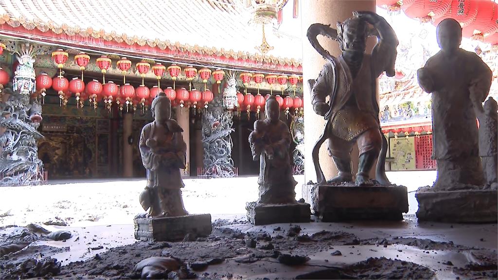 保安寺遭泥流重創 土石淹近一層樓高 挖出落難神像
