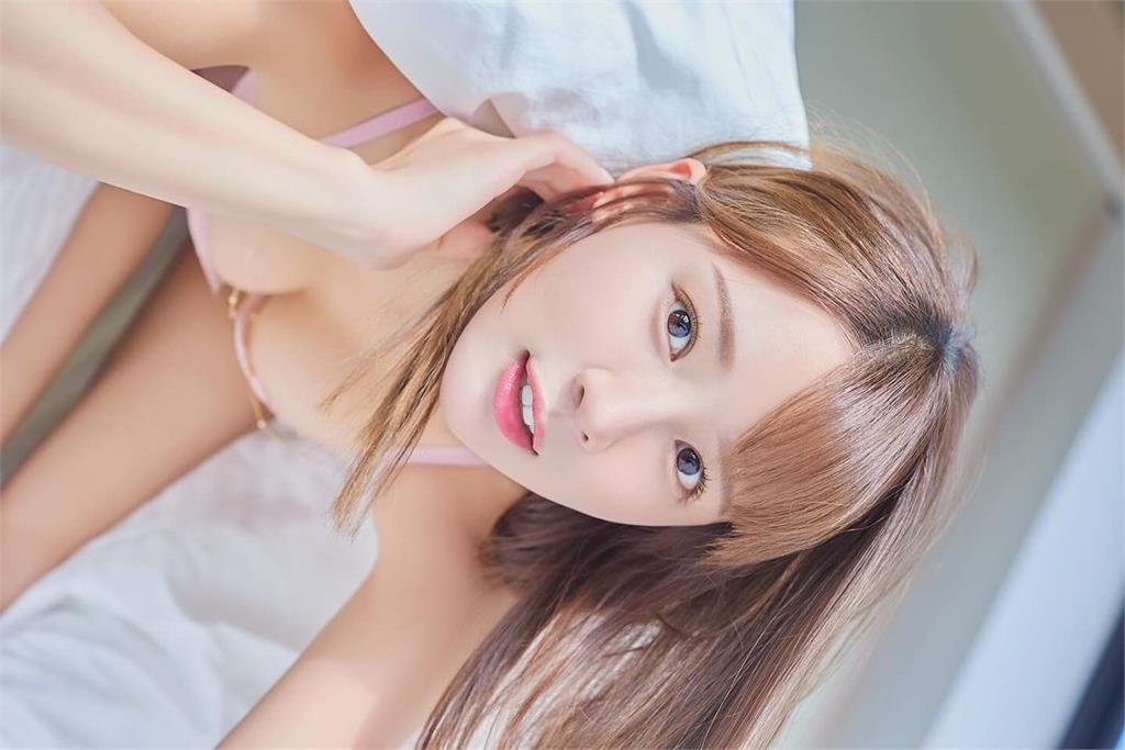林莎下身真空「單穿bra」裹被單起床!謎之視角放送「超猛弧線」網暈了
