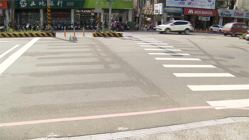 十字路口斑馬線設行人庇護島外 行人車潮中過馬路超困擾