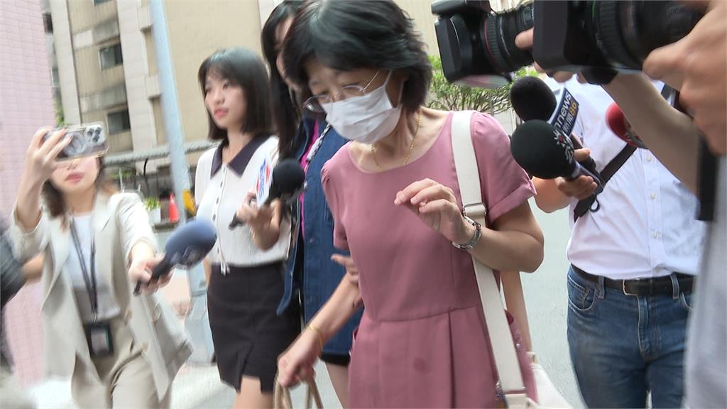 柯文哲為出庭匆忙出門　公事包拉鍊沒拉