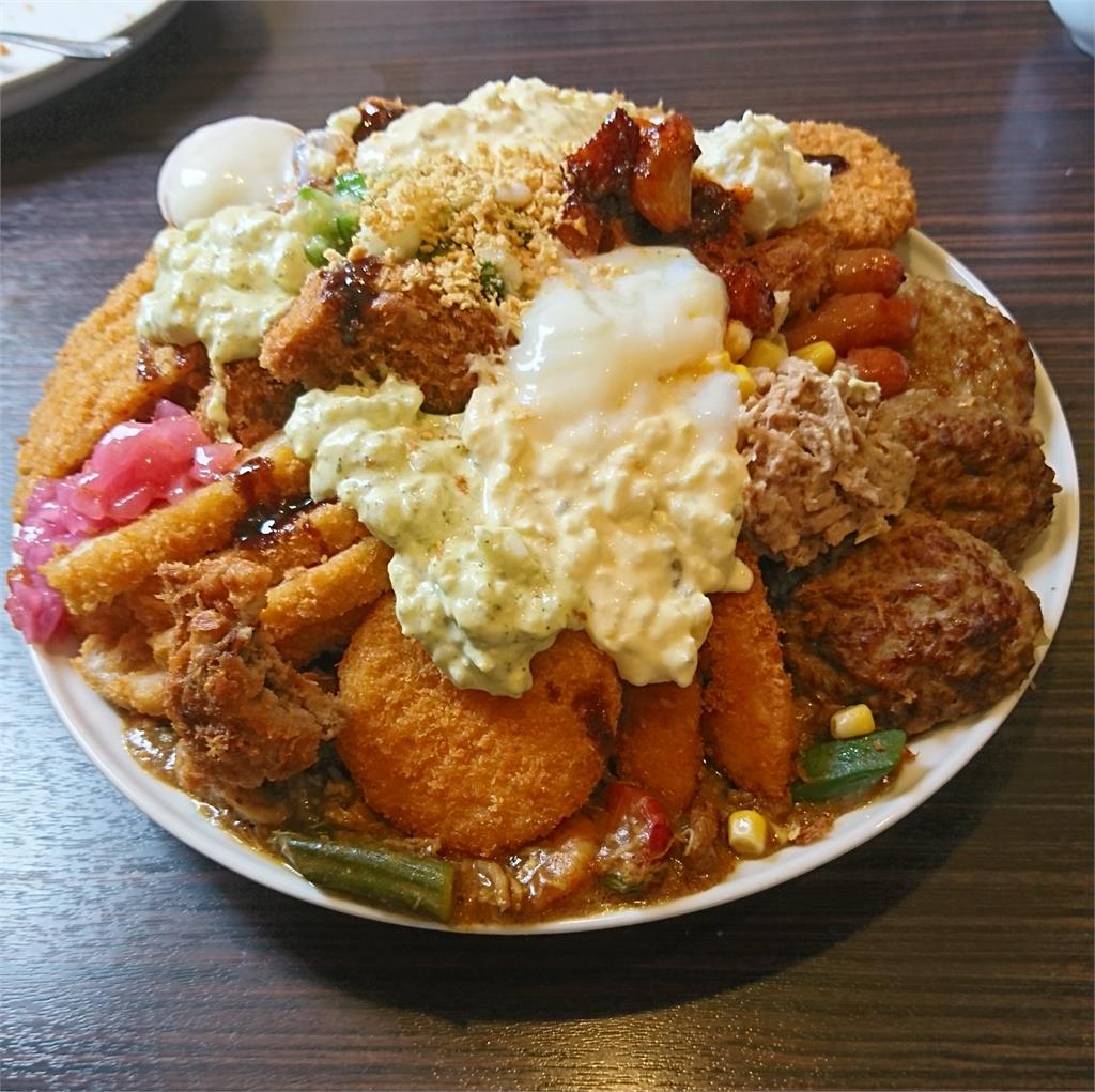 配料聖母峰?50歲大叔挑戰日式咖哩店「全加特餐」震撼視覺+金額嚇歪網
