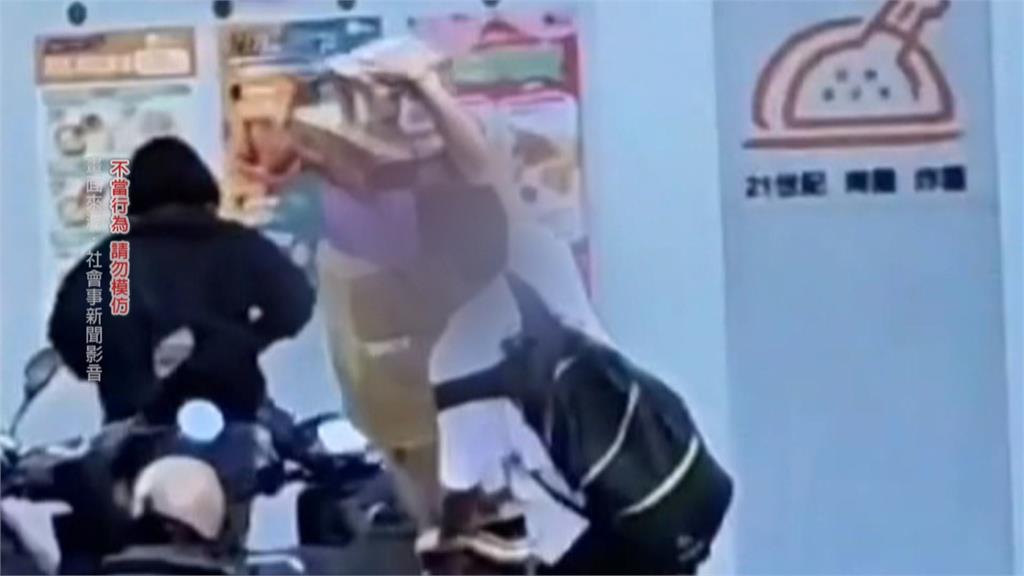 大街表演馬戲團特技？　男單手騎單車載「包裹山」民眾全看傻