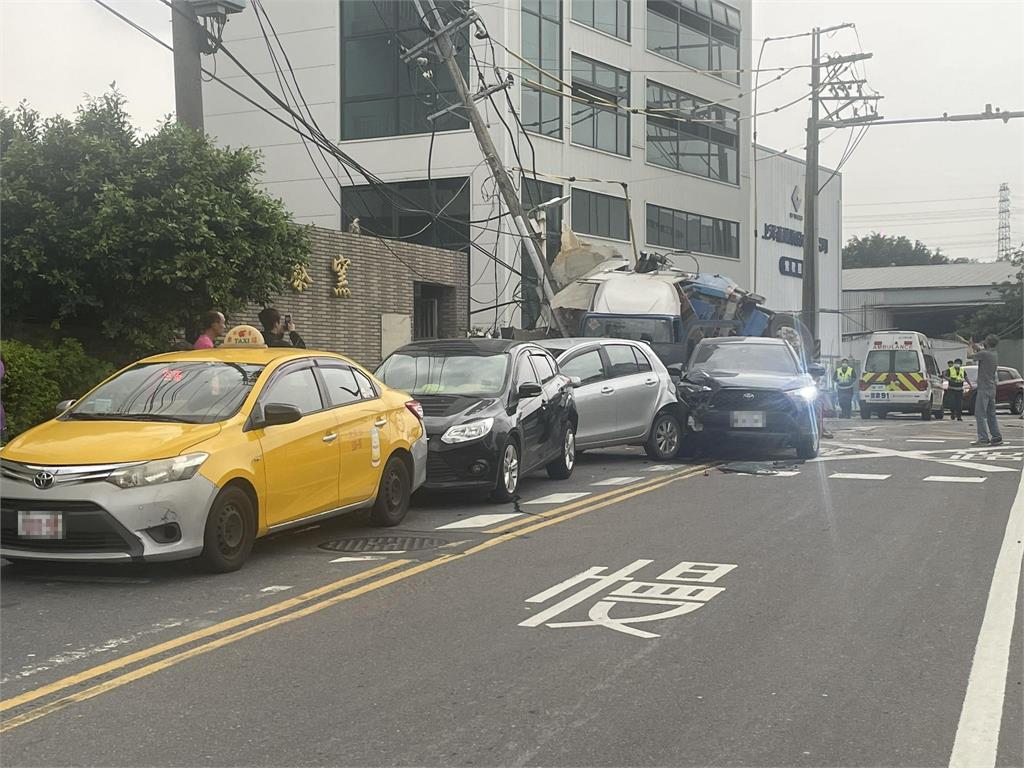 最新／鶯歌砂石車翻覆！2人受困車內　5大人1嬰兒受傷急救中