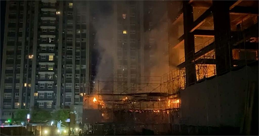 快新聞／新北33層建築工地深夜狂冒火煙　 警消上下夾攻灌救