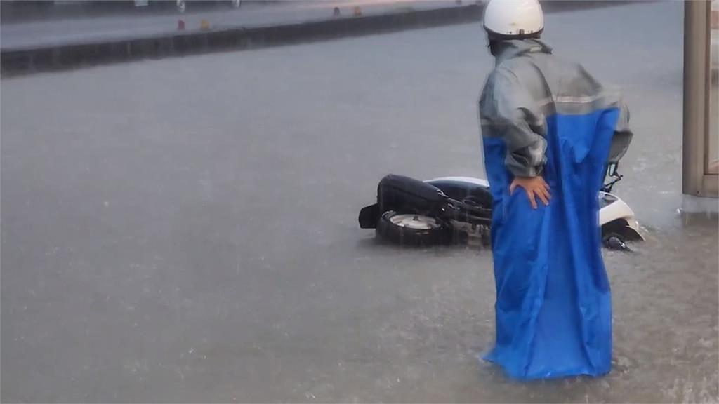 午後熱對流旺盛　雲林斗六雷雨狂炸水淹小腿肚