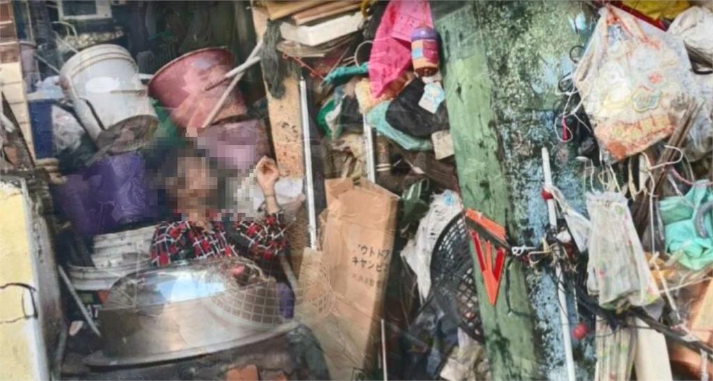 透天厝「回收物堆到天花板」　獨居嬤住五年！民眾：火警怎麼辦