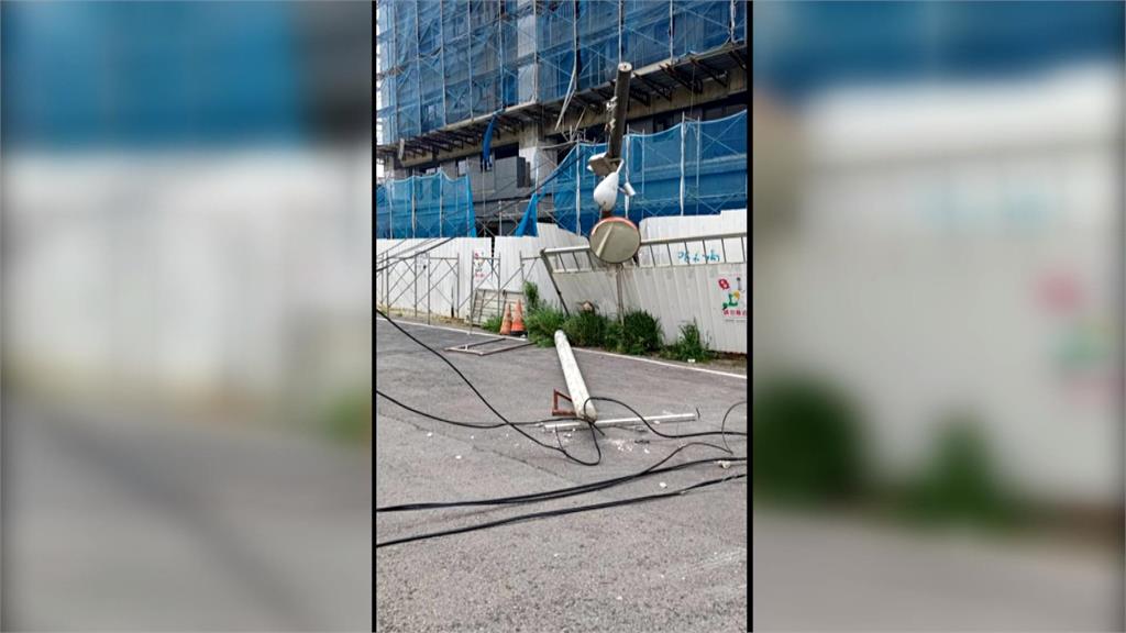 新竹吊車駕駛「忘做這件事」　勾倒整排10根路燈波及民宅、車輛