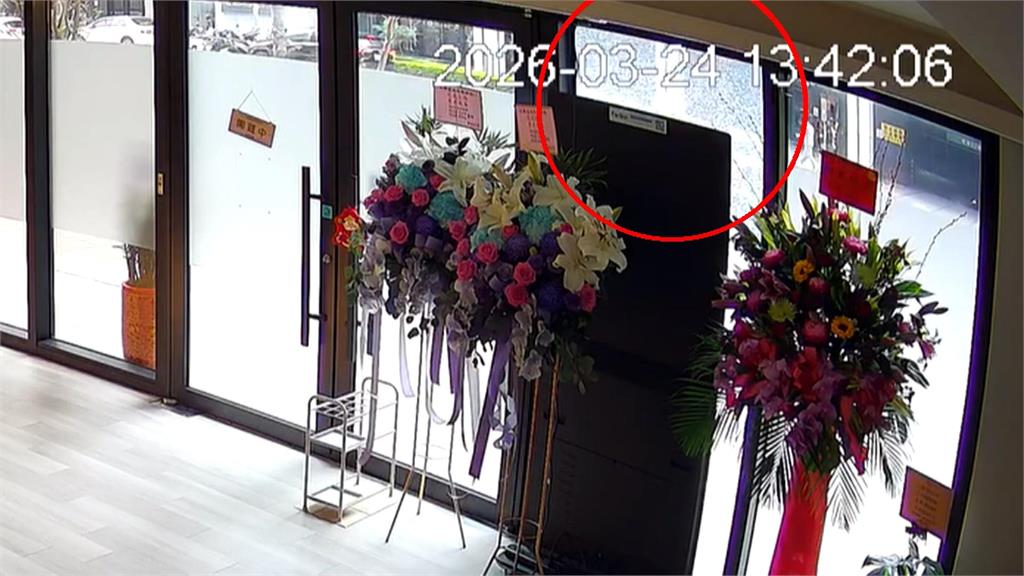 開幕未滿月就遇劫? 新竹診所大門玻璃遭擊裂成網狀