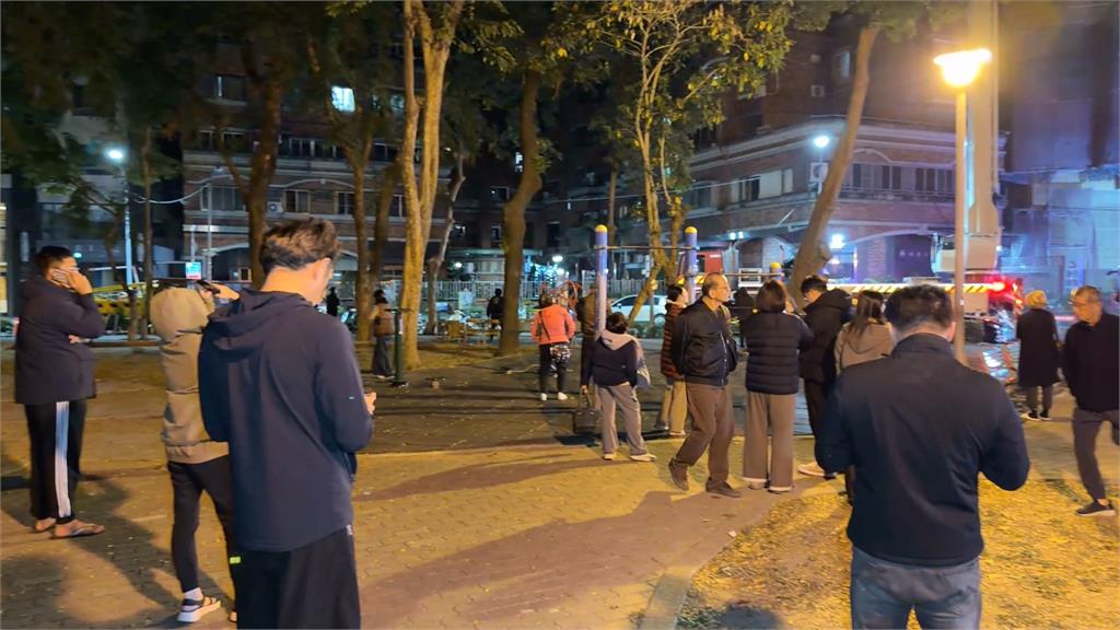 高雄興建中30層豪宅大樓火警　消防背25~35公斤裝備爬26樓