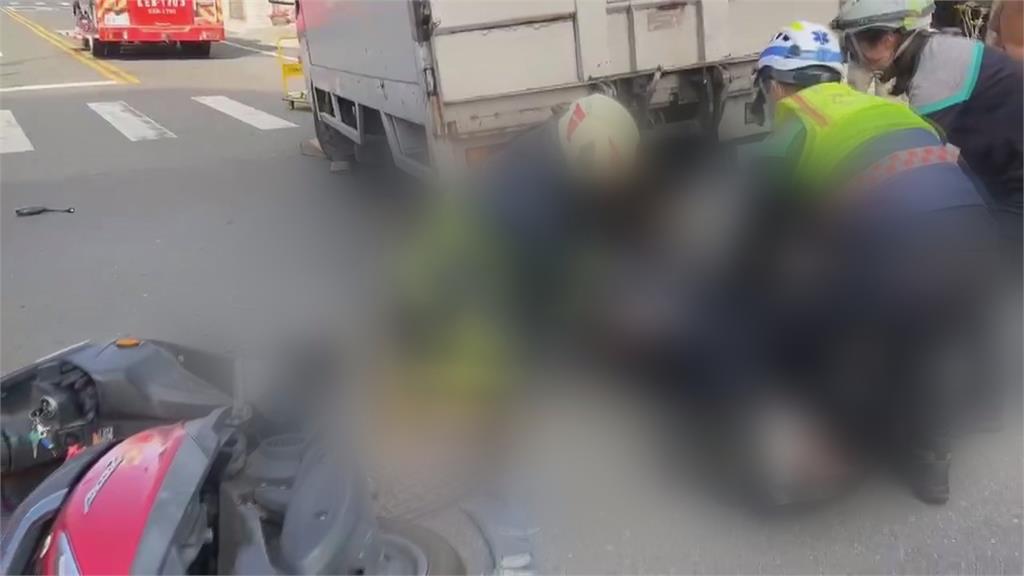 彰化小貨車迴轉撞機車　女騎士捲車底牙斷手脫臼