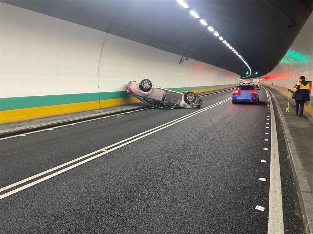 快新聞／康芮還沒登陸！國5彭山隧道驚傳事故　轎車「烏龜翻」畫面曝