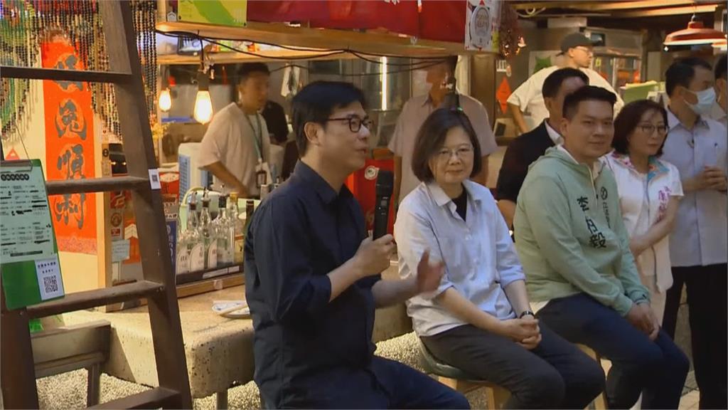 訪高雄鹽埕第一公有零售市場 蔡總統化身「吃貨」第一攤吃到最後一攤