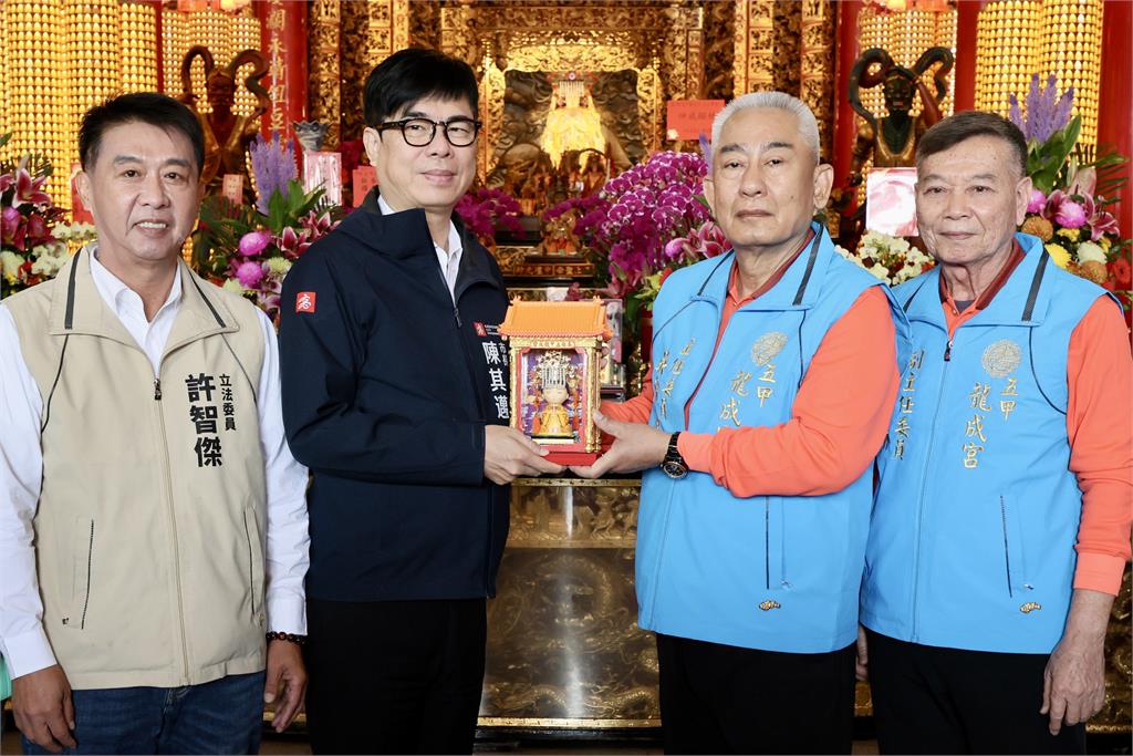 快新聞／人氣超旺！陳其邁高雄3區走春拜廟　祈願國家繁榮進步、馬上成功