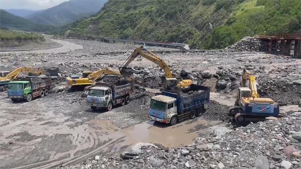 雨彈狂掃!高雄鳳山積水「馬路變河道」 汽車開進水溝動彈不得