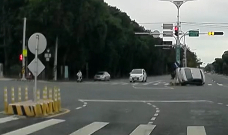 彰化嬤開車載兒孫撞消防栓側翻　雲林女轉彎撞行人庇護島翻車「自行脫困」