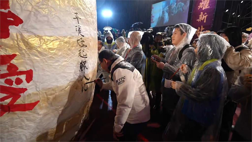 金蛇傳愛! 慶元宵+情人節 平溪天燈節吸引眾多外國遊客