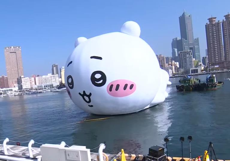 快新聞/高雄燈會正式開幕!「水門禮」迎接吉伊卡哇、小八貓 兔兔烏薩奇港邊玩耍