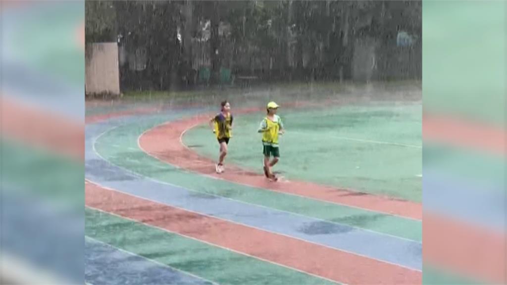 大暴雨"田徑賽未停"　內湖雨量破250mm　國小生雨中衝刺