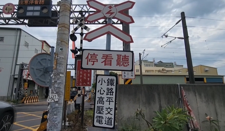 遮斷器升起三秒後又下放 一輛貨車疑似搶快來不及通過撞斷遮斷器