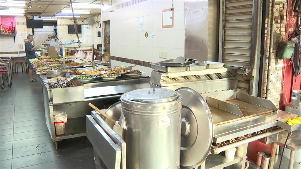 惡作劇！年輕人朝自助餐煎台、路人亂丟洗衣球　業者怒批：恐釀食安危機